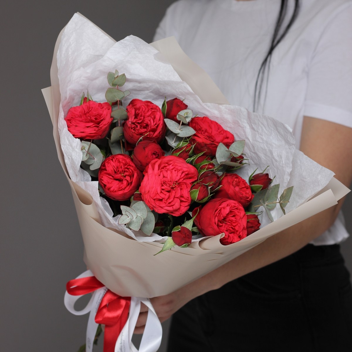 Букет пионовидных кустовых роз